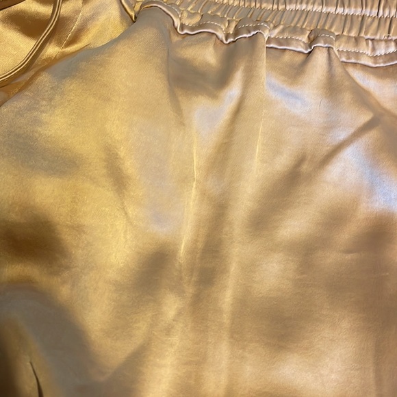 Soft, gold flowy drawstring shorts - Picture 4 of 4